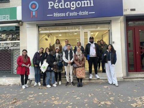 Élèves de l’auto-école Pédagomi réunis devant l’agence après leur permis accéléré à Paris
