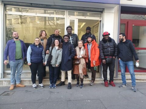 Stagiaires du stage de code Pédagomi devant l’entrée de l’agence à Paris
