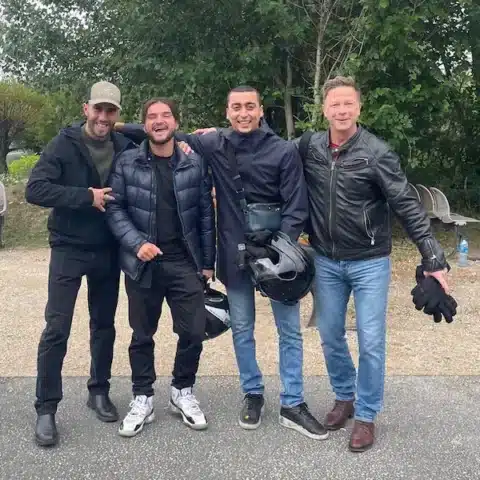 Stagiaires casque et gants à la main lors de la formation 125 cm³ Pédagomi
